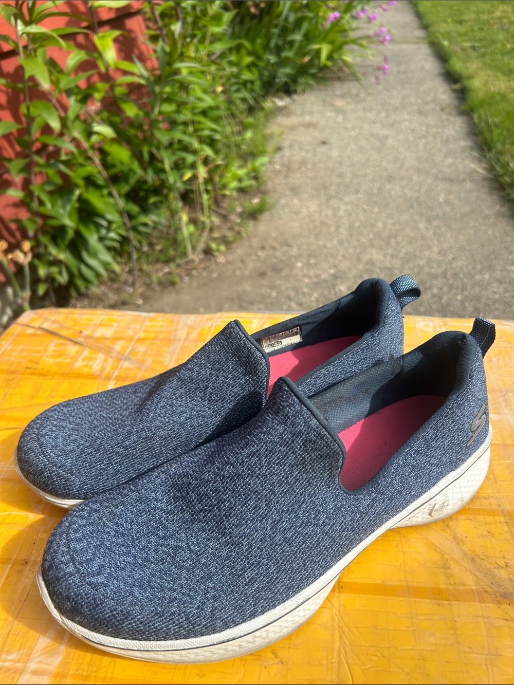 Skechers Gowawlk Women’s Navy Blue Slip-On Comfort Sneakers Size 9